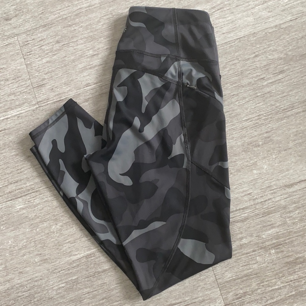 EUC Small Athleta Camo Contender 7/8 Tights